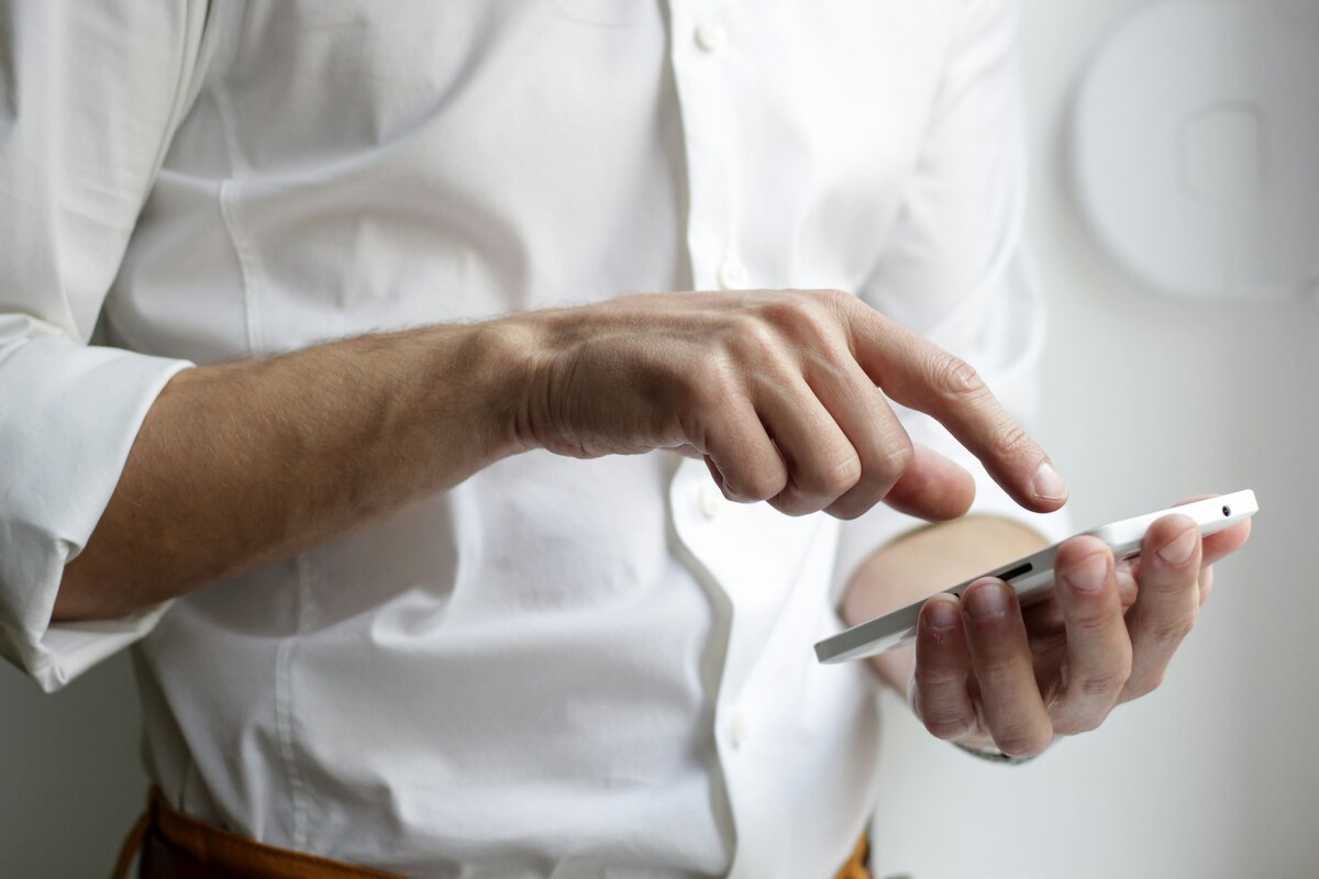 Jualan Online Bisa Lebih Praktis dengan Modal Handphone Saja (Gambar: Unsplash)
